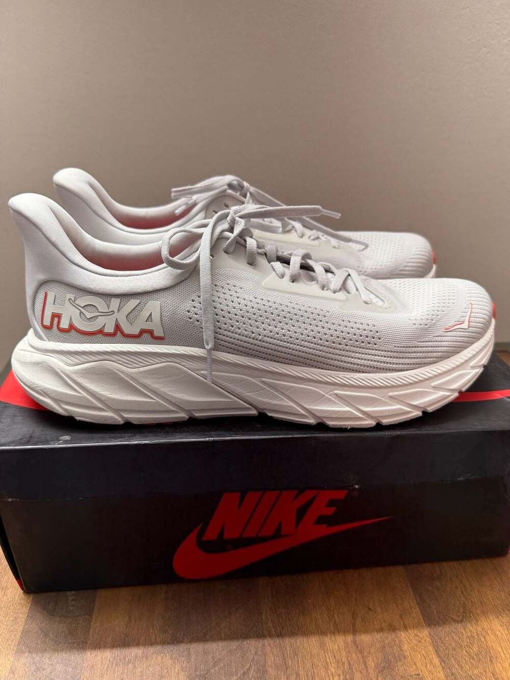 Hoka Arahi 7 Cosmic Grey/Ruby Red